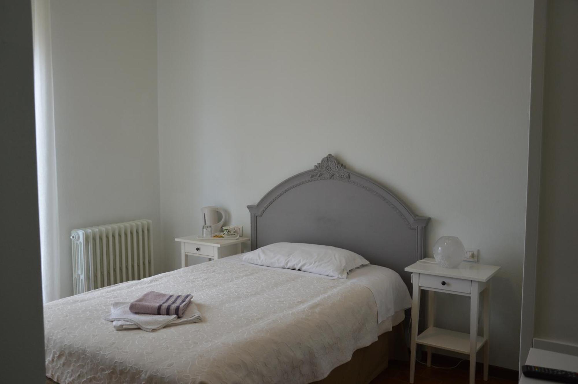 B&B Cherry En Rose Lezzeno Szoba fotó